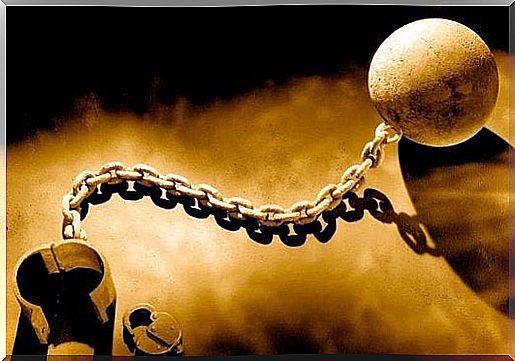 Slave ball with chains