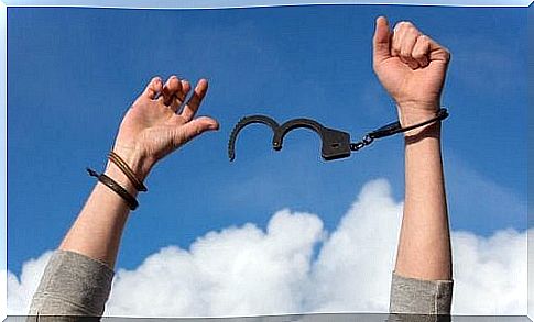 Person who frees himself from handcuffs