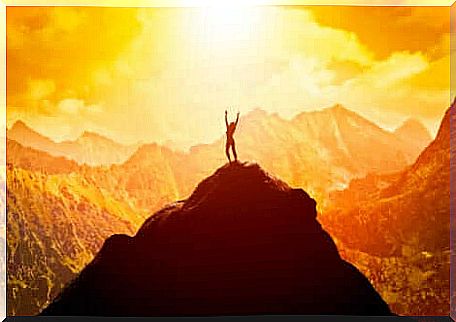 Woman on top of the mountain thanks to the right mindset to be successful.